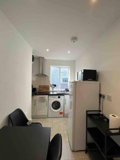 Appartamento Fully Equipped 2 Bed Flat On Old Compton St! Londra Esterno foto