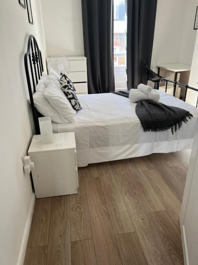 Appartamento Fully Equipped 2 Bed Flat On Old Compton St! Londra Esterno foto